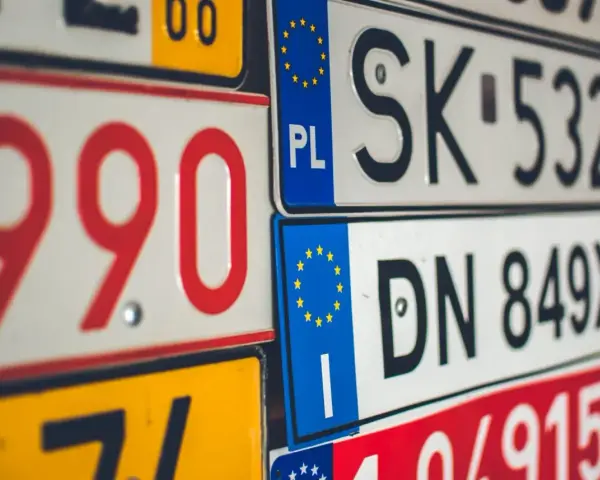 Kolekcja tablic rejestracyjnych, w tym polska PL i słowacka SK. Marzenie o rejestracji motocykla z Francji czeka na realizację.