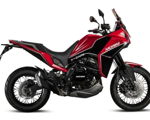 Czerwony motocykl Morini X-Cape 650, gotowy na przygody.