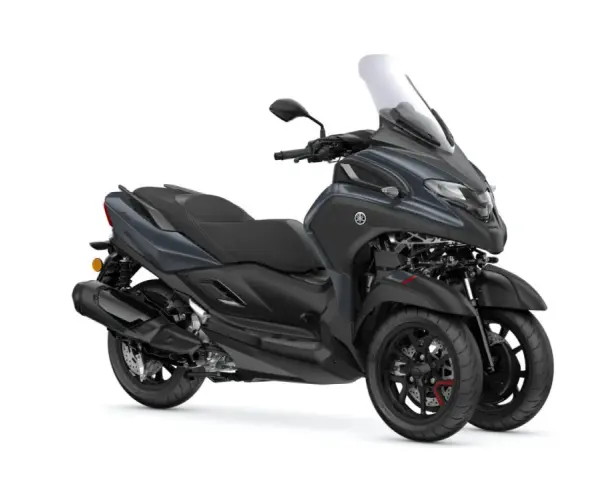 Trójkołowy skuter Yamaha Tricity 300 w ciemnoszarym kolorze, gotowy do osiągnięcia swojej prędkości maksymalnej.