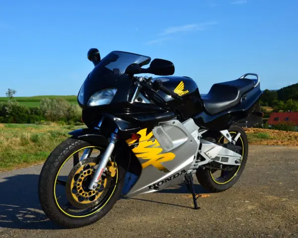 Czarny motocykl Honda NSR 125 z żółtymi akcentami, idealny do poznania jego honda nsr 125 dane techniczne.