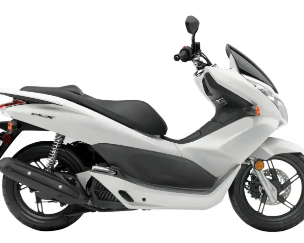 Biały skuter Honda PCX. Zastanawiasz się, ile pali motor? Ten model jest znany z oszczędności.