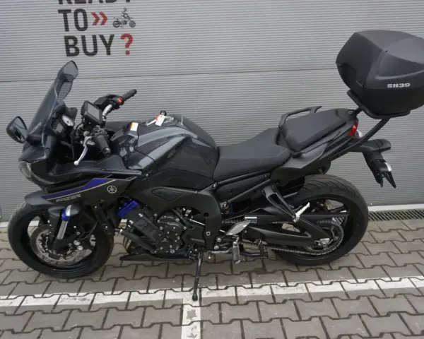 Ciemnoszary motocykl Yamaha Fazer 800 z kufrem SH39, gotowy na przygodę.