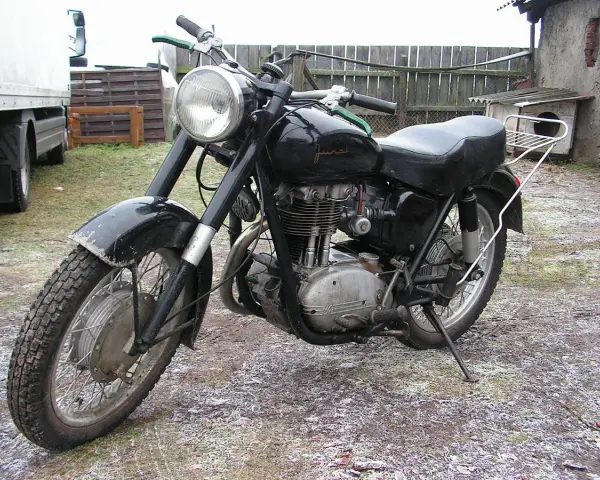 Czarny Junak M10, klasyk z PRL-u. Poznaj jego junak m10 dane techniczne i poczuj ducha motoryzacji tamtych lat.