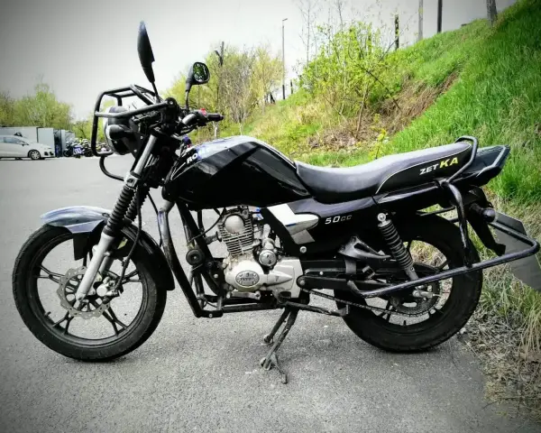 Czarny motocykl Zetka 50cc. Idealny na pierwsze przygody na dwóch kółkach, od ilu lat można jeździć 50cc? Od 14 roku życia!