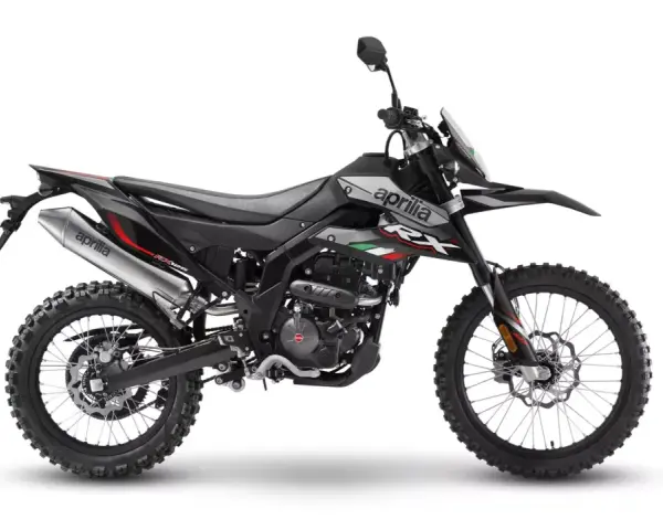 Czarny motocykl Aprilia RX 125 z terenowymi oponami. Sprawdź aprilia rx 125 dane techniczne, by poznać jego możliwości.