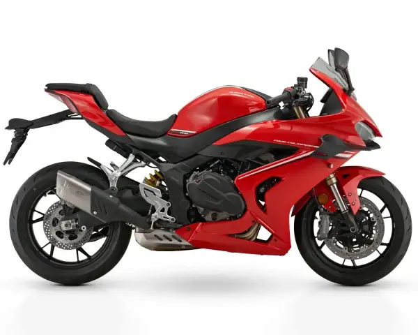 Czerwony motocykl sportowy, idealny dla posiadaczy prawa jazdy kategorii A2. Silnik o pojemności 650ccm.