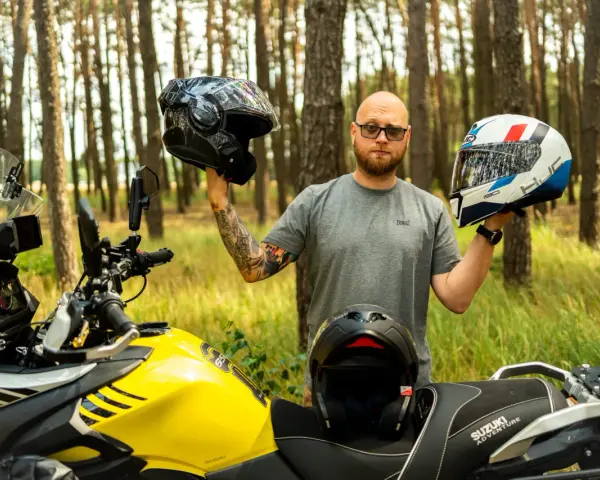 Jaki kask na motorower? Pełny poradnik: typy, normy, dopasowanie