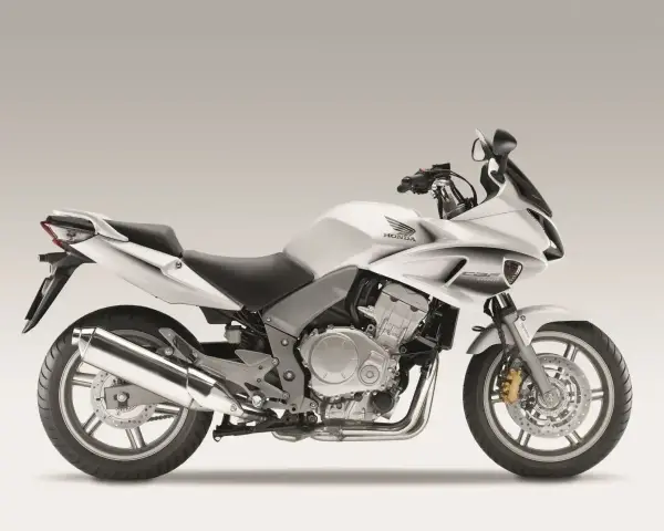 Srebrny motocykl Honda CBF 1000, idealny do turystyki. Sprawdź honda cbf 1000 dane techniczne.