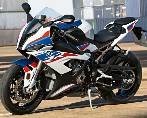 Sportowy motocykl BMW S1000RR w biało-niebiesko-czerwonych barwach. Sprawdź aktualną bmw s1000rr cena i specyfikację.