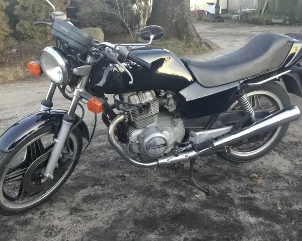Czarny motocykl Honda CB250T z lat 80. stoi na ziemi.