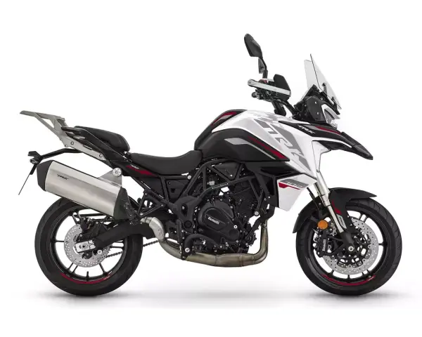 Biały motocykl turystyczny Benelli TRK 702 z czarnymi i czerwonymi akcentami. Sprawdź atrakcyjną benelli trk 702 cena!