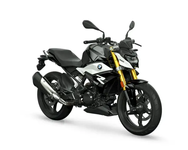 Stylowy motocykl BMW G 310 R w czarno-białej kolorystyce, gotowy na miejskie przygody.
