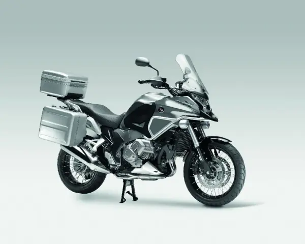 Srebrny motocykl Honda Crosstourer z kuframi, gotowy na dalekie podróże.