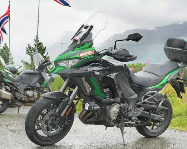 Motocyklem przez Europę: Najlepsze trasy i praktyczne porady
