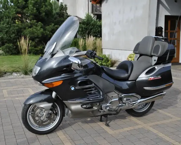Ciemnoszary motocykl BMW K1200LT z dużym wiatrochronem i wygodnym siedzeniem, gotowy na podróż przez Polskę.