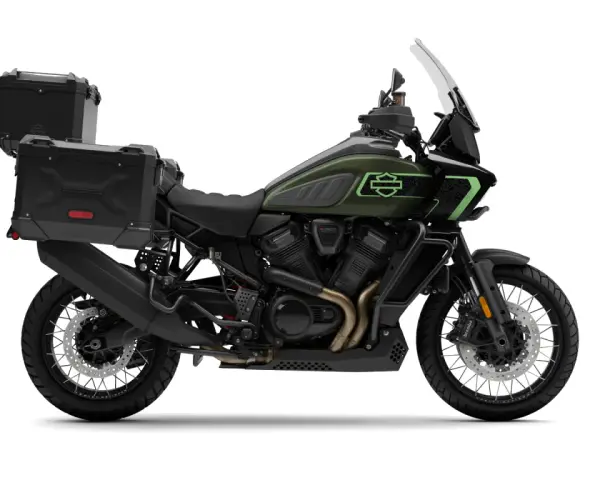 Zielony motocykl Harley Pan America z czarnymi kuframi, gotowy na przygodę.