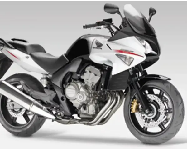 Sportowy motocykl Honda CBF 600 w kolorze biało-czarnym. Jego waga jest optymalna do zwinnego manewrowania.