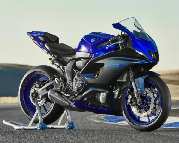 Niebieski motocykl sportowy Yamaha R7 na stojaku, gotowy do jazdy. Dane techniczne tego modelu zachwycają.