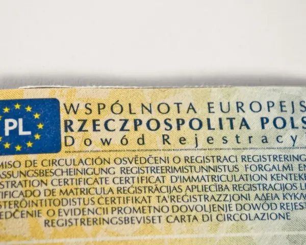 Fragment dokumentu z napisem "Dowód Rejestracyjny", symbolami Unii Europejskiej i oznaczeniem "PL".