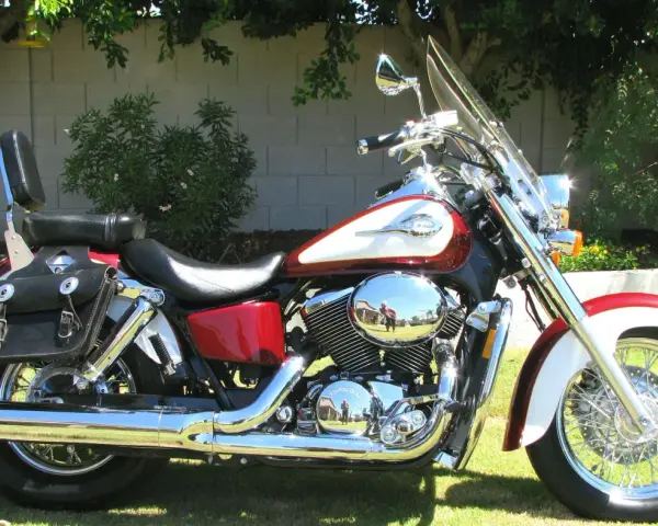 Honda Shadow 750 wady i zalety: stylowy cruiser z wygodnym siedzeniem i sakwami. Idealny na spokojne przejażdżki.
