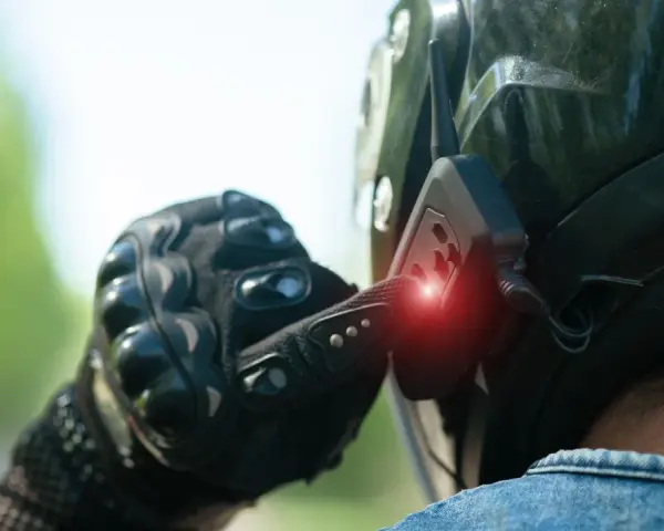 Wybór interkomu motocyklowego: Bluetooth czy Mesh? Pełny poradnik