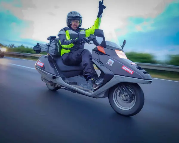Autostrada skuterem: 50cc vs 125cc. Kiedy możesz, a kiedy nie?