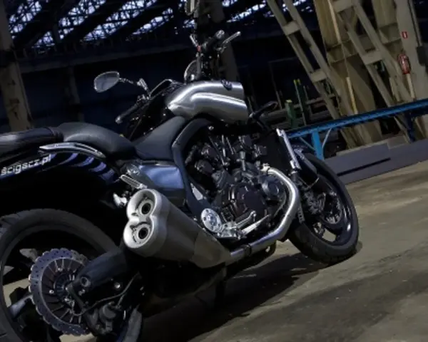 Potężny motocykl Yamaha V-Max 1700 z chromowanymi elementami, stojący w industrialnym wnętrzu.