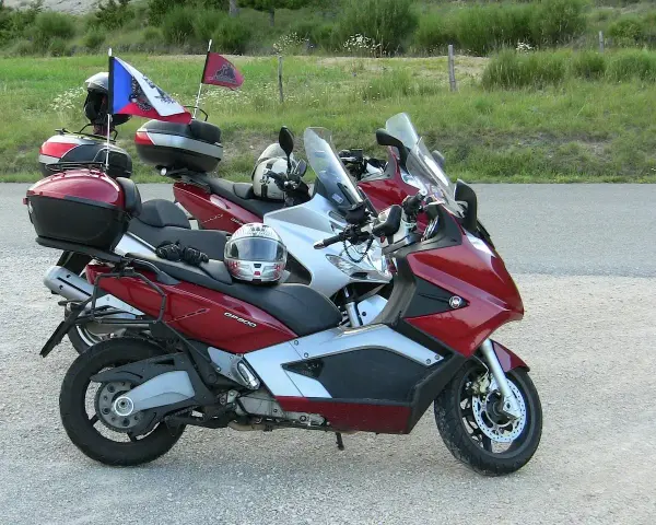Motocykle czekają na podróż przez przełęcz wyżniańską. Na jednym z nich powiewa polska flaga.