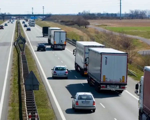 TIR-y na autostradach: Nowe zasady wyprzedzania i wysokie mandaty!