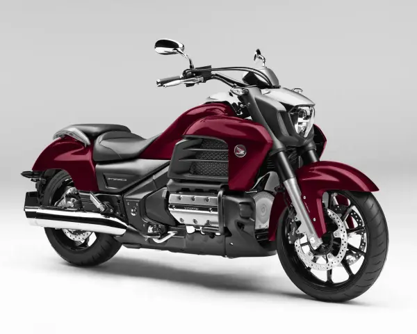 Potężna, bordowa Honda Valkyrie 1800 z chromowanymi detalami, gotowa na długie trasy.