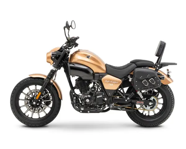 Złoty Romet Soft Chopper 125 z czarnymi sakwami i oparciem. Dane techniczne tego choppera zachęcają do podróży.