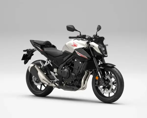 Nowy motocykl Honda CB 500 w kolorze białym i czarnym. Sprawdź honda cb 500 dane techniczne.