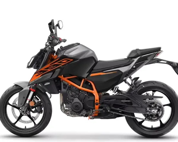 Szary motocykl KTM Duke 390 z pomarańczowymi akcentami, gotowy do osiągnięcia maksymalnej prędkości.
