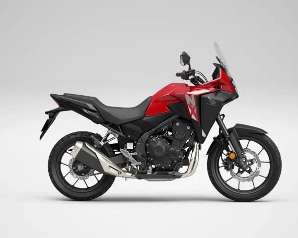 Czerwony motocykl Honda NX 500 z czarnymi elementami, gotowy na przygodę.