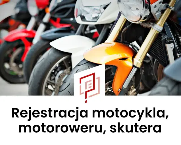 Zbliżenie na przednie koła i zawieszenie motocykli w rzędzie, z pomarańczowym błotnikiem na pierwszym planie.