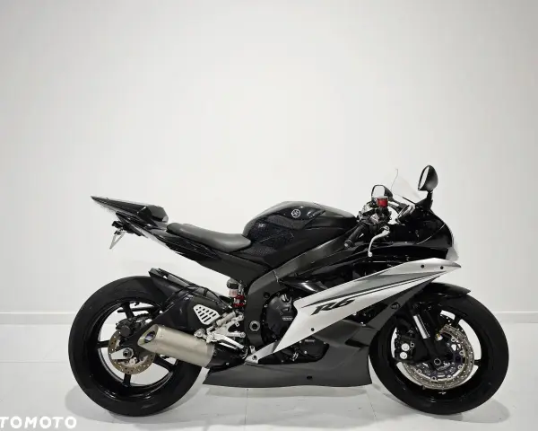 Czarny motocykl Yamaha R6 z silnikiem rzędowa 6, gotowy do jazdy po torze.