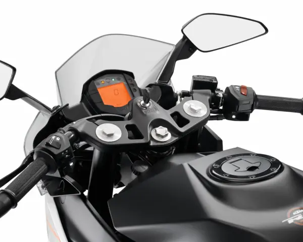 Widok na kierownicę motocykla KTM z cyfrowym wyświetlaczem, lusterkami i uchwytem.