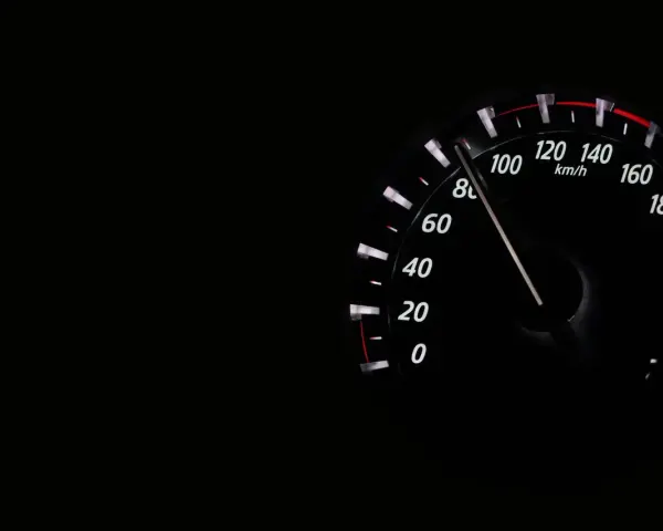 Przekroczenie prędkości o 20 km/h to 2 punkty karne. Prędkościomierz pokazuje 100 km/h.