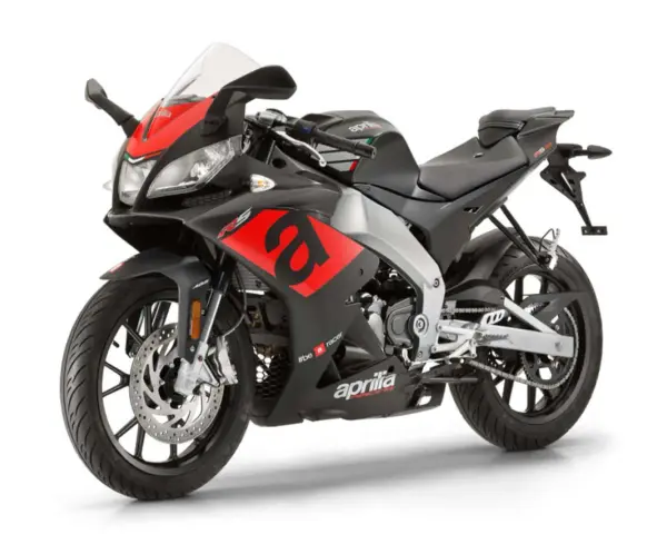 Sportowy motocykl Aprilia RS4 w czarno-czerwonej kolorystyce, gotowy do wyścigów.