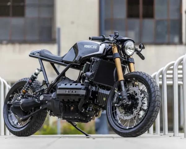 Czarny motocykl BMW K100 w stylu cafe racer, stojący na zewnątrz.