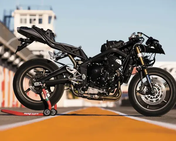 Motocykl Triumph Daytona 675 bez owiewek na torze wyścigowym. Dane techniczne tego sportowego jednośladu są imponujące.