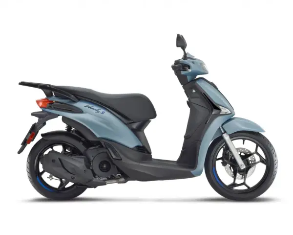 Jasnoszary Piaggio Liberty 125, gotowy do jazdy. Poznaj jego piaggio liberty 125 dane techniczne i ciesz się swobodą.