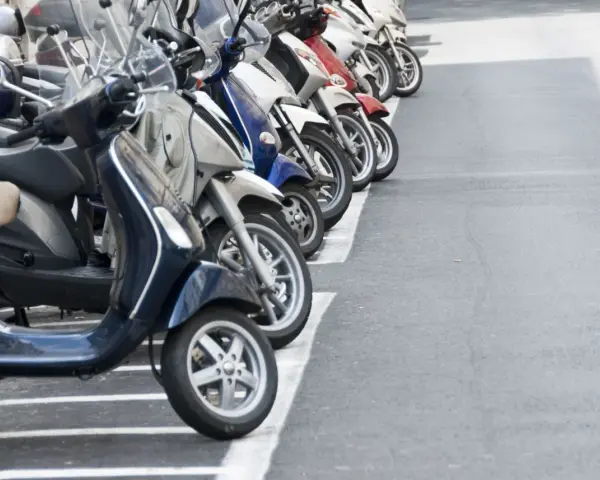 Co grozi za jazdę motorowerem bez uprawnień? Kary, sąd, regres!