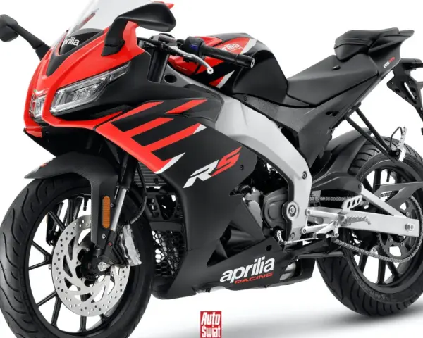 Sportowy motocykl Aprilia RS 125 w czerwono-czarnych barwach. To najmocniejszy motocykl na kat B, idealny dla początkujących kierowców.