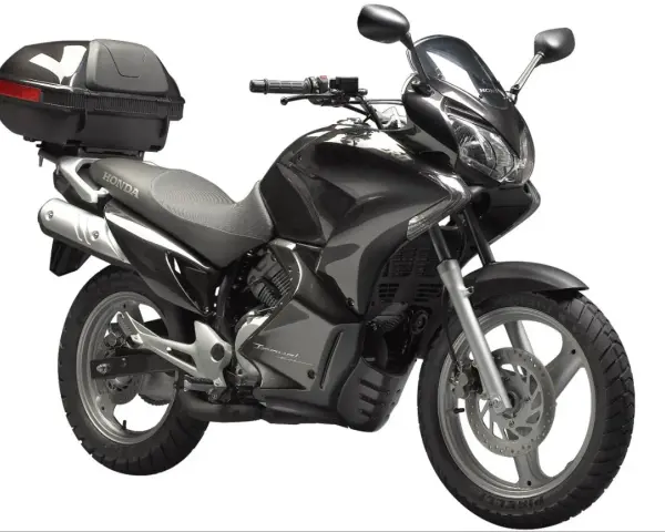 Czarny motocykl Honda Varadero 125 z kufrem, gotowy na podróż.