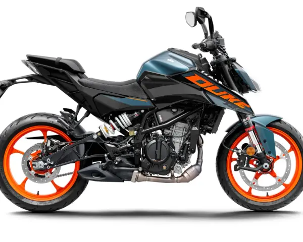 Niebiesko-czarny KTM Duke 125 z pomarańczowymi felgami. Poznaj jego dane techniczne i poczuj moc!