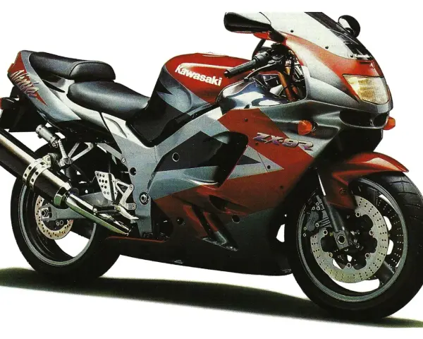 Sportowy motocykl Kawasaki ZX9R w czerwono-srebrnej kolorystyce, gotowy do jazdy.
