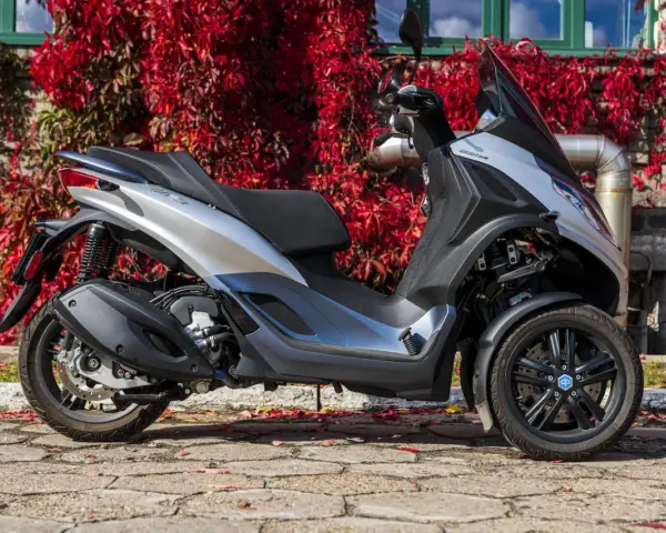 Srebrny Piaggio MP3 300 z trzema kołami, idealny do miasta. Sprawdź piaggio mp3 300 dane techniczne.