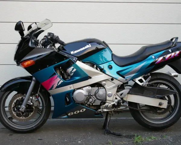 Kawasaki ZZR 600 w turkusowo-czarnej kolorystyce z grafiką, gotowy do jazdy.