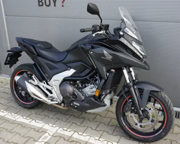 Czarny motocykl Honda NC750X, idealny do miasta i na trasy. Sprawdź atrakcyjną honda nc750x cena!
